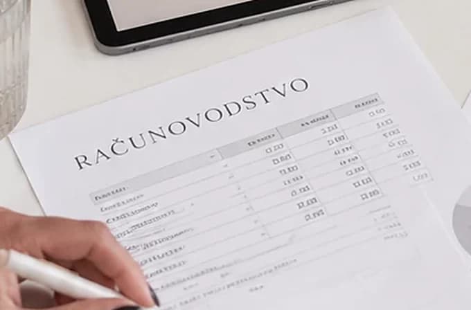 Računovodstveni izvještaj s tablicom na stolu