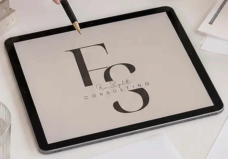 Tablet s logotipom Fin Sight Consulting na stolu s dokumentima